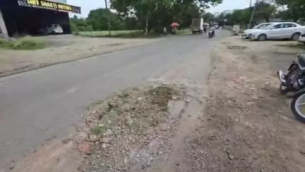 बड़नगर: बड़नगर की सड़कों पर मौत का खतरा, गड्ढों से परेशान होकर आमजन खुद भर रहे हैं गड्ढे