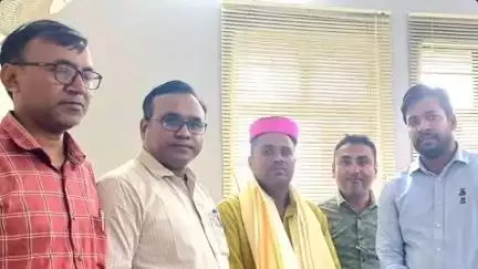 सिमरी बख्तियारपुर: सिमरी बख्तियारपुर एसडीओ ने समय से पहले कार्य करने पर एक बीएलओ को किया सम्मानित