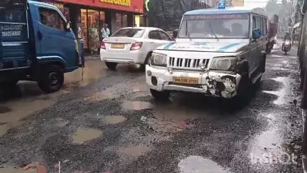বারাসাত ১: বারাসাত শহরে বেহাল দশা রাস্তার, এই ঘটনায় বারাসাতে  সরব কংগ্রেস নেতা নীলাভ ব্যানার্জি