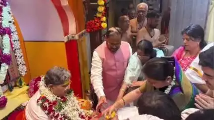 अमरावती: परमपूज्य  जितेंद्रनाथ महाराज यांच्या खासदार डॉ अनिल बोंडे यांनी पावन सान्निध्यात गुरुपूजन करून त्यांचे आशीर्वाद