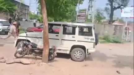 सोजत: उपखंड कार्यालय सोजत के बाहर बैठे लोगों ने किया हंगामा, पुलिस पर पतराव के बाद हल्का बल प्रयोग कर मामला किया शांत