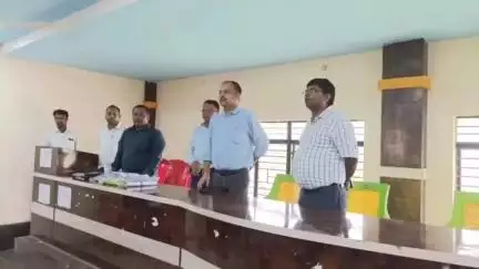 महिषी: महिषी में जिलाधिकारी ने मतदाता सूची पुनरीक्षण कार्य का निरीक्षण किया