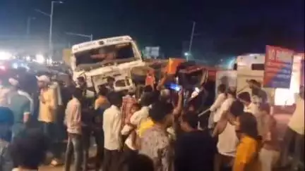 सोजत: सोजत शहर के मोड भटा पर शराब के नशे में ट्रक चालक ने खड़ी लग्जरी बस को मारी टक्कर, मौके पर जमा हुई लोगों की भीड़