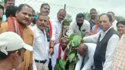 सेवा सहकारी समिति बीजा में पौधारोपण कार्यक्रम संपन्न, पूर्व विधायक अवधेश सिंह चंदेल रहे मौजूद