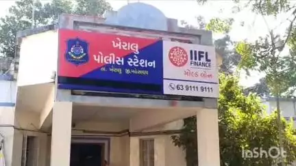 ખેરાલુ: રસૂલપુર રેલવે ફાટક પાસે સ્વિફ્ટ ગાડીએ ટક્કર મારતા ઈકો કારને નુકસાન
