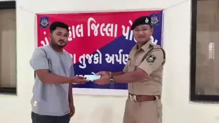ગોધરા: કાકણપુર પોલીસ સ્ટેશન ખાતે તેરા તુજકો અર્પણ" કાર્યક્રમ અંતર્ગત ગુમ થયેલા ત્રણ મોબાઈલ શોધી માલિકોને પરત કર્યા