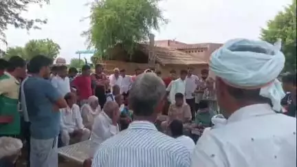 सूरजगढ़: दोबड़ा गांव में सोलर प्लांट के पोल खेतों में लगाने पर किसानों का विरोध, मुआवजे की मांग पर अड़े, सहमति नहीं बनी