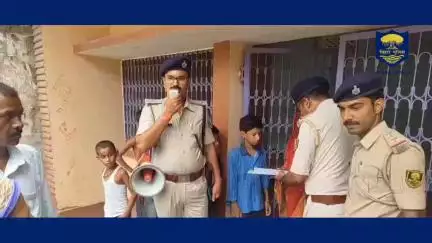 भिन्न भिन्न कांड के फरार अभियुक्तों के विरुद्ध बैंड बाजे के साथ सारण पुलिस की टीम द्वारा इस्तेहार तामीला कराया गया है।