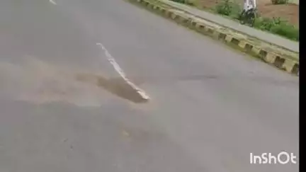 सबलगढ़: बारिश से नेशनल हाईवे 552 की सड़क धँसी, कभी भी हो सकता है बड़ा हादसा