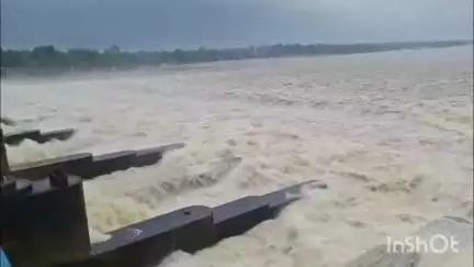 বরজোড়া: বড়জোড়া এলাকার দুর্গাপুর ব্যারেজ থেকে প্রায় 48,150 কিউসেক জল ছাড়ল DVC