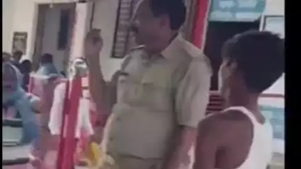 फूलपुुर: उतराव थाना क्षेत्र के लिलवार गांव में एक मजदूर की दूसरे समुदाय के लोगों ने जमकर पिटाई की