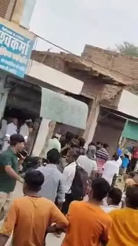 रायसिंहनगर: रायसिंहनगर की मुख्य बाजार में आधा दर्जन युवकों ने एक व्यक्ति पर किया हमला, वीडियो सोशल मीडिया पर वायरल