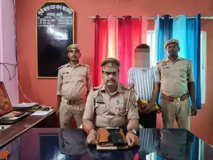 भानपुर: वाल्टरगंज थाना पुलिस ने नाबालिग लड़की को बहला-फुसलाकर भगा ले जाने और दुष्कर्म करने वाले वांछित अभियुक्त को किया गिरफ्तार