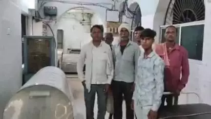 नौगांव: नौगांव क्षेत्र के सलैया में छत पर फोन पर बात कर रहे 42 वर्षीय व्यक्ति पर गिरी बिजली, मौत