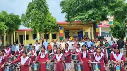 मझोली: गुरु पूर्णिमा पर साइकिल पाकर खिले छात्र-छात्राओं के चेहरे, मझौली विकासखंड में कार्यक्रम आयोजित
