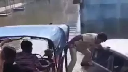 फतेहपुर: फतेहपुर शेखावाटी में जल भराव के कारण महिला वाहन चालक को पुलिस ने किया रेस्क्यू