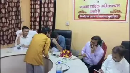 केशोरायपाटन: बुंदी जिला कलक्टर ने सुवांसा ग्राम पंचायत में आयोजित रात्रि चौपाल में ग्रामीणों की समस्याएं सुनीं, मौके पर किया समाधान