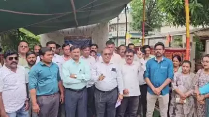 भुसावळ: दीपनगर औष्णिक वीज निर्मिती केंद्रातील अधिकारी व कर्मचाऱ्यांनी भारत बंदमध्ये नोंदवला सहभाग केले आंदोलन