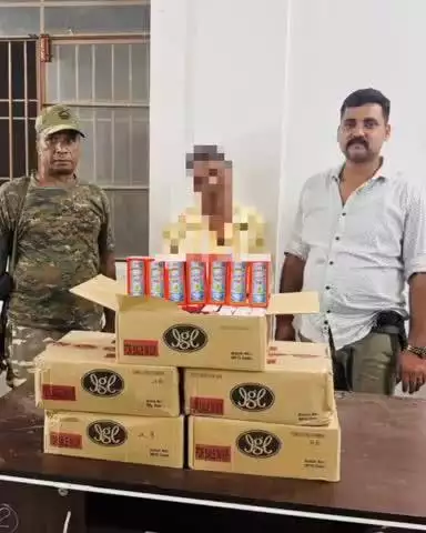 गोपालगंज: उत्पाद विभाग ने भागीपट्टी जांच चौकी के पास से बाइक सवार शराब तस्कर को 5 पेटी देशी शराब के साथ किया गिरफ्तार