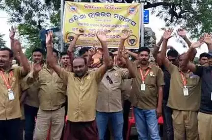 ପାଟଣାଗଡ: ଡ୍ରାଇଭର ଙ୍କ ଷ୍ଟେରିଙ୍ଗ ଛାଡ଼ ଆନ୍ଦୋଳନ ତୃତୀୟ ଦିନରେ,ବର୍ଥଲା ଛକରେ ବହୁ ଟ୍ରକ ଜାମ