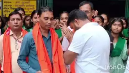 तोपचांची: गुरु पूर्णिमा पर जिप सदस्य गोमो ने आरपीएफ, पुजारी समेत कई शिक्षकों को अंग वस्त्र देकर किया सम्मानित