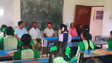 मांडर: मांडर प्रमुख फिलीप सहाय एक्का ने सकरपदा विद्यालय का निरीक्षण किया