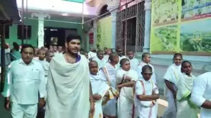 అన్నవరం కొండపై వేద మహర్షి చిత్రపటంతో ఆధ్యాత్మిక ఊరేగింపు నిర్వహించిన వేద విద్యార్థులు