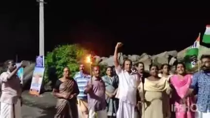 കാർത്തികപ്പള്ളി: പെരുമ്പള്ളിയിൽ ഐ.എൻ.ടി.യു.സി മണ്ഡലം കമ്മറ്റികളുടെ നേതൃത്വത്തിൽ പന്തം കൊളുത്തി പ്രകടനം നടത്തി