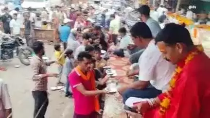 करेरा: पुलिस सहायता केंद्र पर श्री बिहारी जी सेवा समिति ने गुरु पूर्णिमा पर खीर का प्रसाद बांटा
