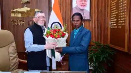 मुसाबनी: संथाली संगीत के प्रथम डुएट सिंगर मुसाबनी निवासी सिमल टुडू मिला राज्यपाल से, लोकगीत और कलाकार की मदद की लगाई गुहार।