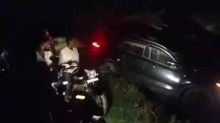 जखनिया: जलालाबाद स्थित पेट्रोल पंप के पास तेज रफ्तार कार ट्रक से टकराई, कार सवार 2 घायल