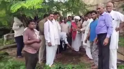 सपोटरा: नारौली डांग के ब्रह्मलीन संत प्रहलाददास आश्रम पर गौशाला निर्माण हेतु किया गया भूमि पूजन, भामाशाह ने सौंपी ₹1 लाख