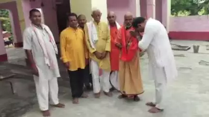 भोरे: भोरे में गुरु पूर्णिमा पर भाजपा सिसई मंडल ने पुजारियों को सम्मानित किया, आध्यात्मिक स्थलों पर दिखी श्रद्धा