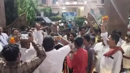 नरहट: हिसुआ विधानसभा क्षेत्र के कांग्रेस विधायक नीतू सिंह से नरहट में जनता ने गर्मजोशी के साथ की मुलाकात, सर्किट हाउस रवाना