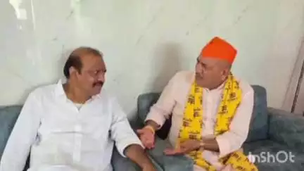 લીમખેડા: દાહોદના સાંસદએ ગુરુપૂર્ણિમા નિમિત્તે ગુરુના આશીર્વાદ લીધા.