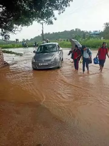 नूरपुर: गुरचाल में बरसात के कारण सड़क बनी नदी, स्थानीय लोगों के लिए चलना हुआ मुश्किल, समस्या को लेकर SDO सुलयाली को सौंपा ज्ञापन