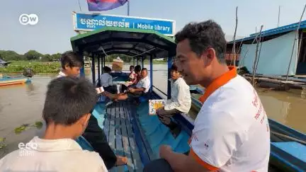 तैरती नाव, डूबती पढ़ाई: कंबोडिया में बच्चों की जंग