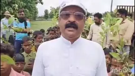 नानपारा: कलवारी में ब्लॉक प्रमुख ने छात्र-छात्राओं के साथ की 'एक पेड़ मां के नाम' पौधारोपण अभियान की शुरुआत