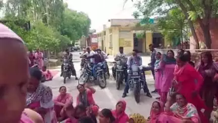 ਮੋਗਾ: ਆਸ਼ਾ ਵਰਕਰਾਂ ਨੇ ਆਪਣੀਆਂ ਹੱਕੀ ਮੰਗਾਂ ਨੂੰ ਲੈ ਕੇ ਡਰੋਲੀ ਭਾਈ ਸਿਵਲ ਹਸਪਤਾਲ ਅੱਗੇ ਦਿੱਤਾ ਧਰਨਾ