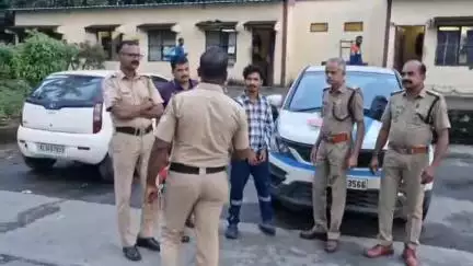 പാലക്കാട്: വാളയാറിൽ കെ.എസ്.ആർ.ടി.സി ബസ്സിൽ കടത്തുകയായിരുന്ന രണ്ട് കിലോ കഞ്ചാവ് എക്സൈസ് സംഘം പിടികൂടി