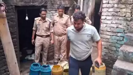 छिबरामऊ: आबकारी विभाग की टीम ने गोपाल नगर काशीराम कॉलोनी में अवैध कच्ची शराब के खिलाफ अभियान चलाया, 5 गिरफ्तार कर भेजे जेल