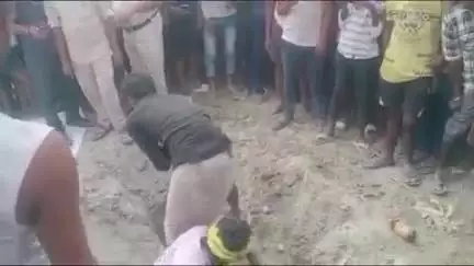 गोरौल: डेढ़ माह पूर्व एल एन कॉलेज से अपहृत युवती का शव गोरौल पुलिस ने पिरापुर गांव में मकई के खेत से बरामद किया