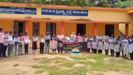 భీమవరం: శ్రీవిజ్ఞాన వేదిక ఆధ్వర్యంలో ప్రభుత్వ డిగ్రీ కళాశాలలో ప్లాస్టిక్ నిషేధ ర్యాలీ, పర్యావరణ పరిరక్షణకు విద్యార్థుల ప్రతిజ్ఞ