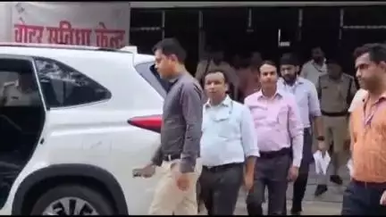 लौरिया: डीएम ने विशेष गहन पुनरीक्षण को लेकर की समीक्षा बैठक