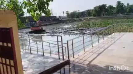 कलेर: सावन पर्व को लेकर अरवल के मधुश्रवा मंदिर तालाब की सफाई जोरों पर, श्रद्धालुओं के स्वागत की तैयारी