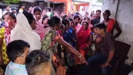 बाघमारा/कतरास: बाघमारा प्रखंड की सिनीडीह बिना मुंडा जन वितरण प्रणाली दुकान में तालाबंदी, अधिकारी जांच करने पहुंचे