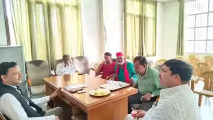सिरसागंज: दबरई स्थित सपा कार्यालय में हुई जनसुनवाई, सपा के राष्ट्रीय सचिव सतेंद्र जैन सौली ने सुनीं लोगों की समस्याएं