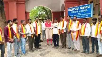 ಲಿಂಗಸೂರು: ರಾಜ್ಯದಲ್ಲಿ ಶಾಲಾ ಮಕ್ಕಳಿಗೆ ದ್ವಿಭಾಷಾ ನೀತಿ ಜಾರಿಗೊಳಿಸುವಂತೆ ಪಟ್ಟಣದ ತಹಶೀಲ್ದಾರ್ ಕಚೇರಿ ಮುಂದೆ ಕರವೇ ಪ್ರತಿಭಟನೆ