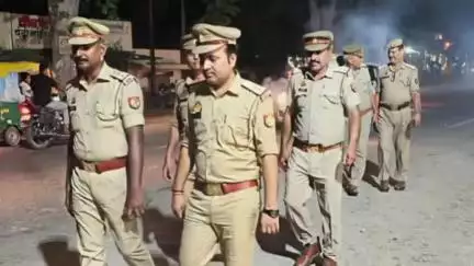 गौरीगंज: अमेठी में शांति, सुरक्षा व कानून व्यवस्था के दृष्टिगत क्षेत्राधिकारियों ने पैदल गश्त करते हुए संदिग्धों की चेकिंग की