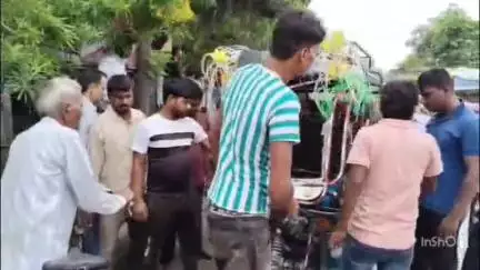 छिबरामऊ: इंदिरा आवास कॉलोनी के पास तेज रफ्तार ई-रिक्शा का पहिया निकलने से पलटा, ट्रैक्टर ट्राली से टकराने पर 6 घायल